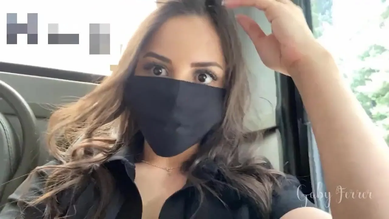 Sie trägt eine Maske im Bus, zeigt aber ihre Titten, Brustwarzen und  Warzenhöfe | amateurest.com